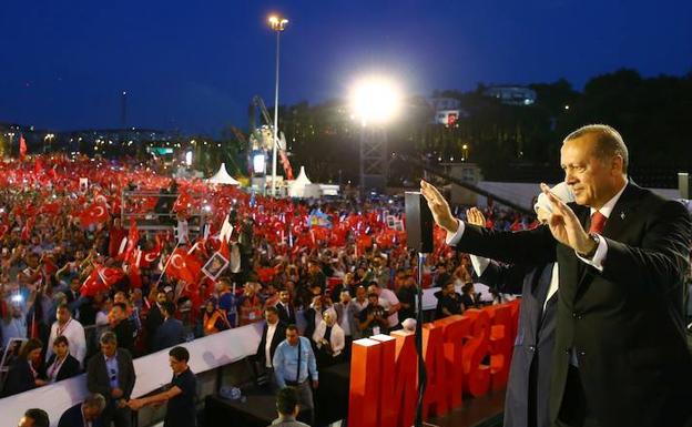 Un año después del golpe frustrado en Turquía, Erdogan promete «cortar la cabeza a los traidores»
