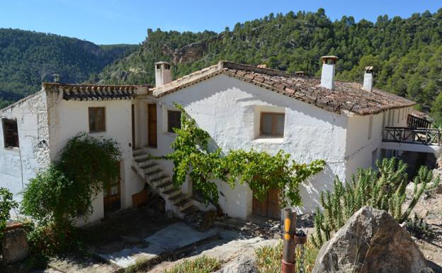 Dos muertos al derrumbarse el techo de una cabaña en Albacete