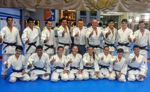 13 nuevos cinturones negros de judo en el gimnasio Pedro Fernández