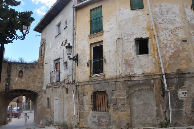 Haro aprueba el derribo de tres edificios en ruina en Garrás y lo remite a Patrimonio