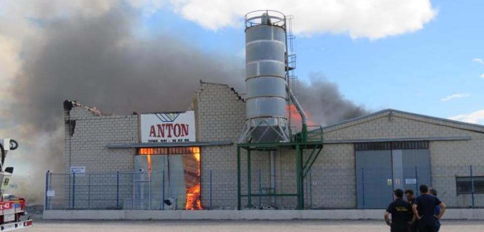 Un incendio avivado por el fuerte viento devora la empresa alfareña Envases Antón