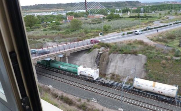 Podemos pide explicaciones por los trenes de mercancías en Los Lirios