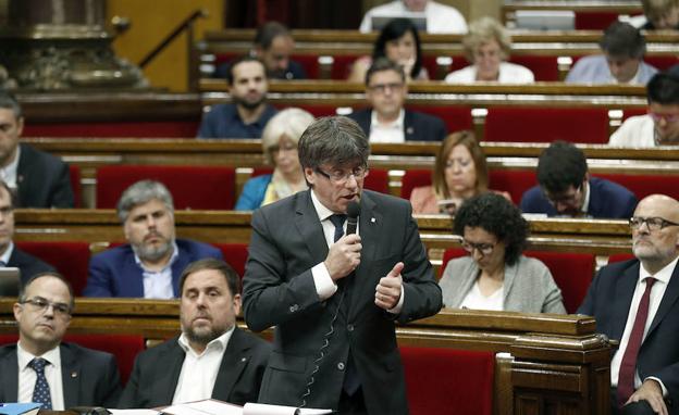 Puigdemont y todos los diputados de JxSí firman la ley del referéndum