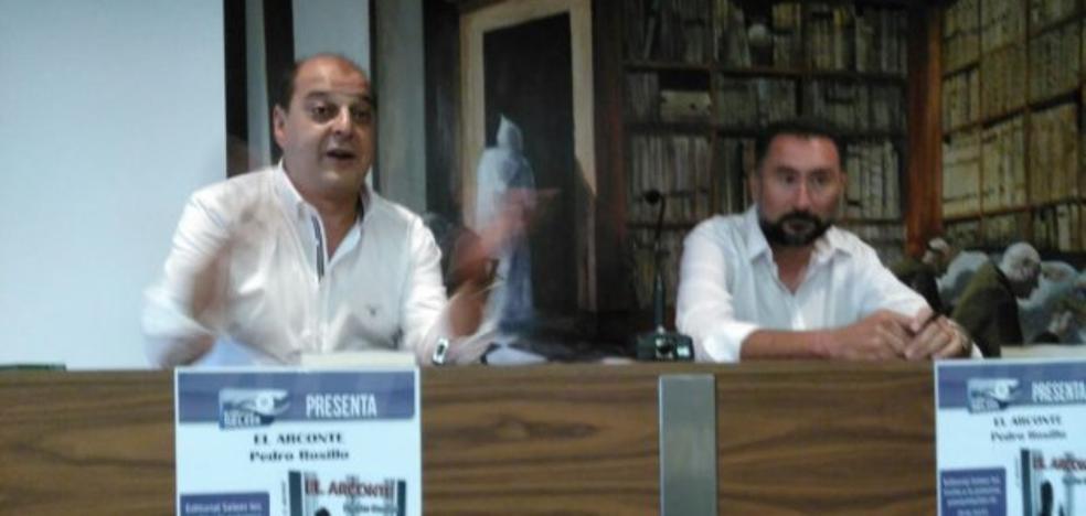 Pedro Rosillo presentó su libro 'El Arconte'