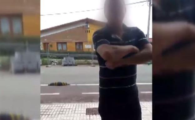 Una mujer se enfrenta a un hombre que la estaba piropeando por la calle