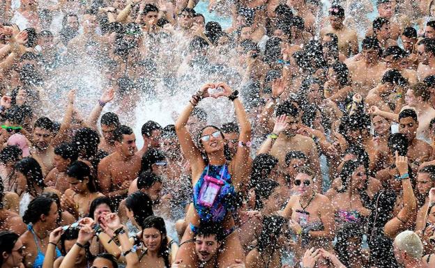 Cancelaciones técnicas y colapso de gente en la segunda noche del Arenal Sound