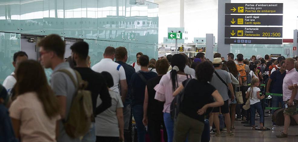 Largas colas en los controles el primer día de huelga en el aeropuerto de El Prat