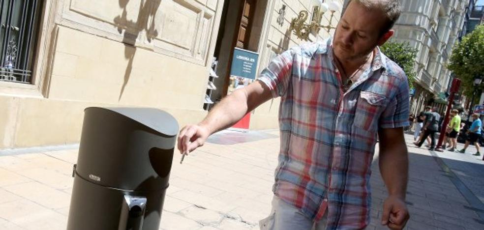 Logroño ensaya las 'papeleras-cenicero'