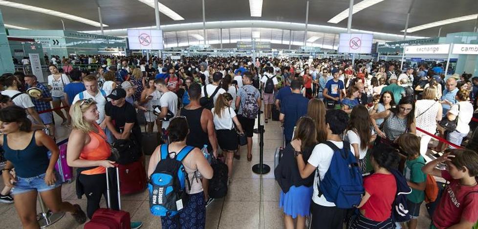 Los vigilantes de El Prat piden una mejora salarial del 30%