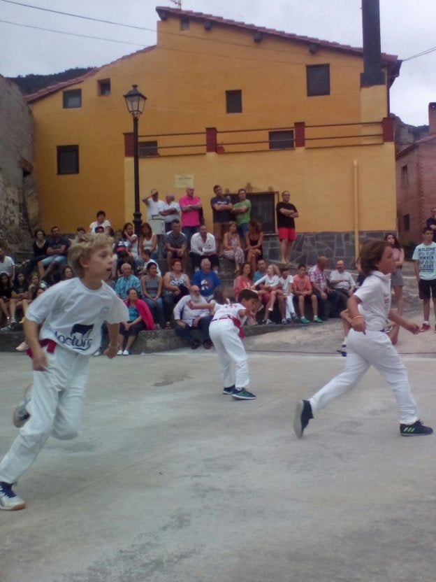 Gran ambiente festivo en Leza de Río Leza