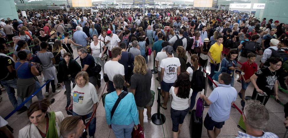 Unos 40 trabajadores de El Prat se dan de baja médica antes de la asamblea