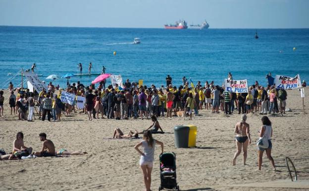 Vecinos de la Barceloneta toman la playa contra el turismo «incívico»