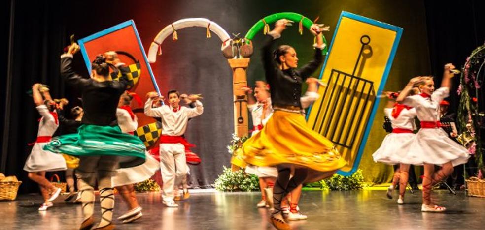 El festival del grupo municipal de danzas puso el broche a las fiestas patronales de Ezcaray