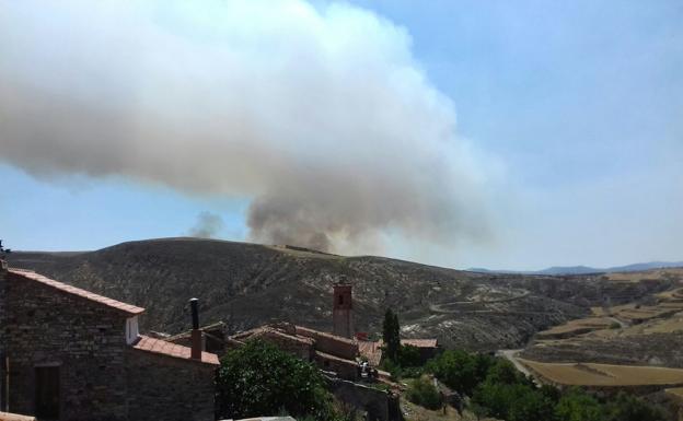 Un incendio forestal en Soria alcanza los límites con La Rioja