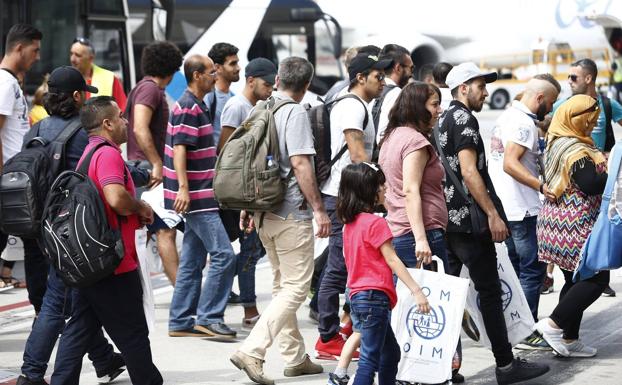 La Rioja acogerá a 9 refugiados del grupo de 164 llegado hoy a España