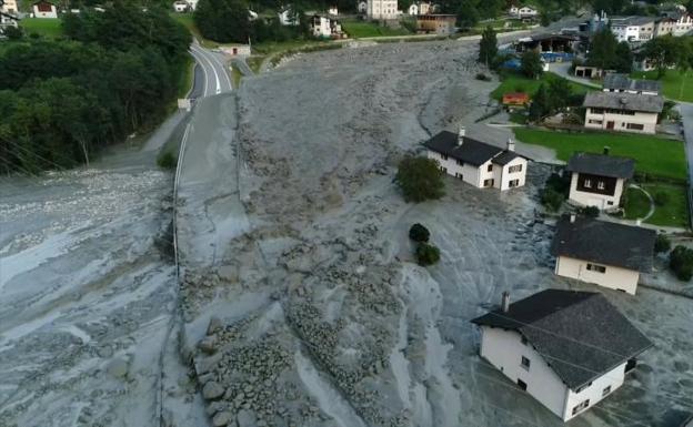 Ocho desaparecidos por un deslizamiento de tierras en los Alpes suizos