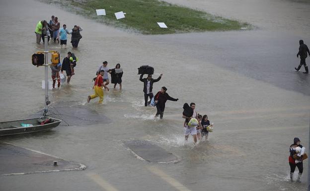 Con Houston bajo el agua, EE UU aguarda lo peor de la tormenta Harvey