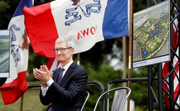 Tim Cook recibe 74 millones en acciones de Apple tras cumplir objetivos