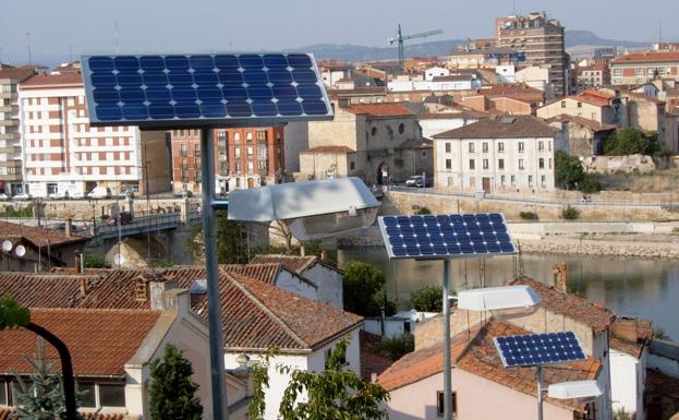 El vial de acceso al San Pedro se iluminará con 18 farolas solares