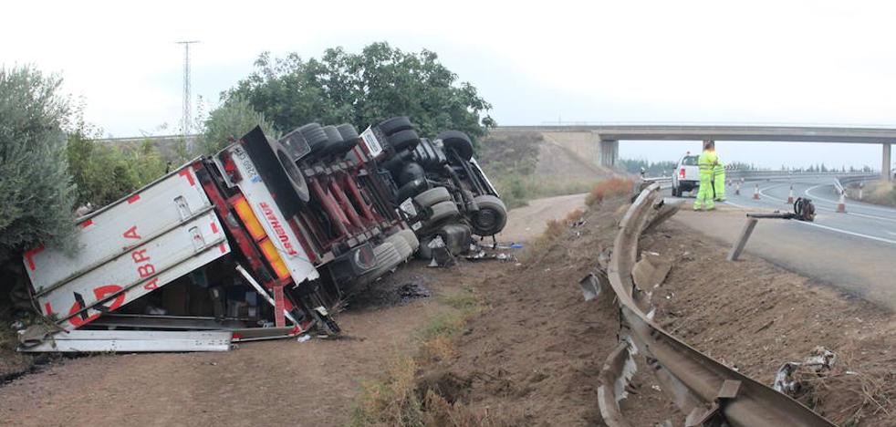 Un herido tras el vuelco de un camión en la N-232 en el término de Alfaro