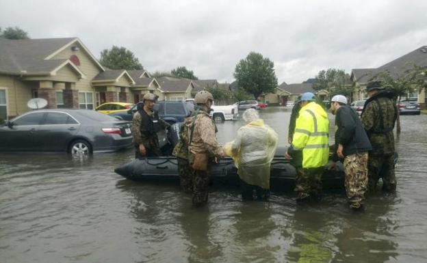 Los equipos de rescate continúan con la búsqueda de supervivientes tras el paso de 'Harvey'