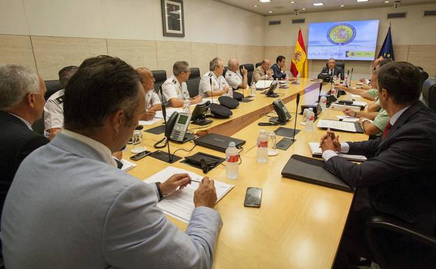 Interior mantiene el nivel 4 de alerta antiterrorista tras reunirse con los Mossos