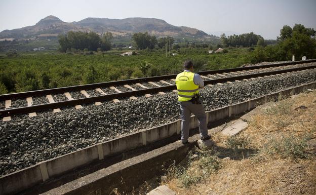 La jueza pide investigar los informes de la familia de la niña muerta en las vías del tren