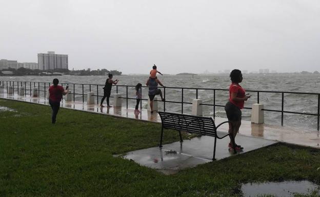 Irma apunta ahora al oeste y obliga a más evacuaciones en Florida