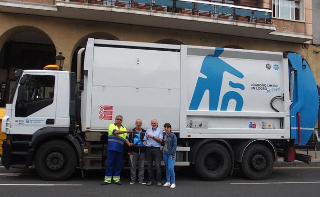 Logroño recibe 'el vuelo de la pajarita azul' por distinguirse en el reciclaje de papel