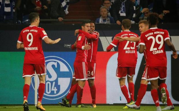 James se estrena como titular en la Bundesliga con un recital