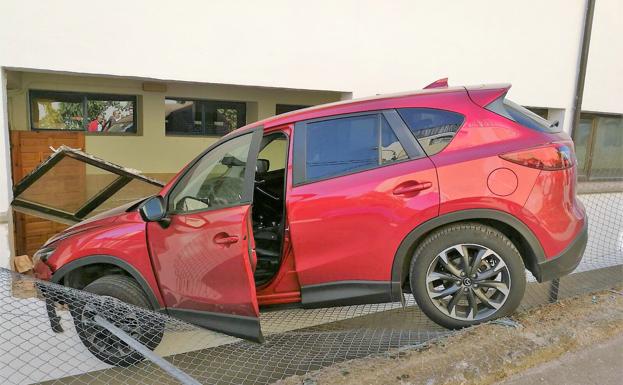 Un coche choca contra el colegio de Badarán