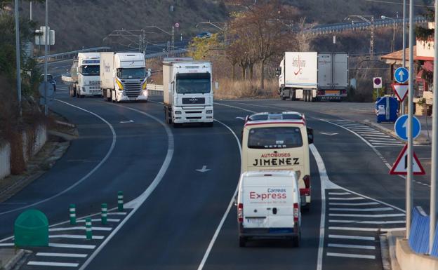 Fomento confirma que el acuerdo de mejora para la movilidad de la N-232 beneficia sólo «a determinados vehículos pesados»