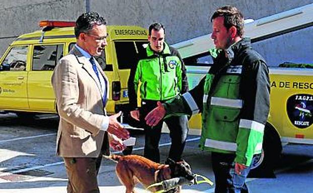 9.160 euros para nuevo material de los grupos de salvamento canino