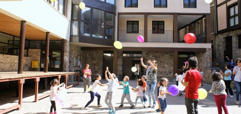 Los niños protagonizaron el disparo del cohete de Fiestas de Gracias de Anguiano