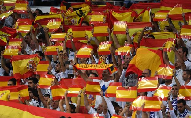 El Bernabéu se llena de banderas españolas como respuesta al 1-O