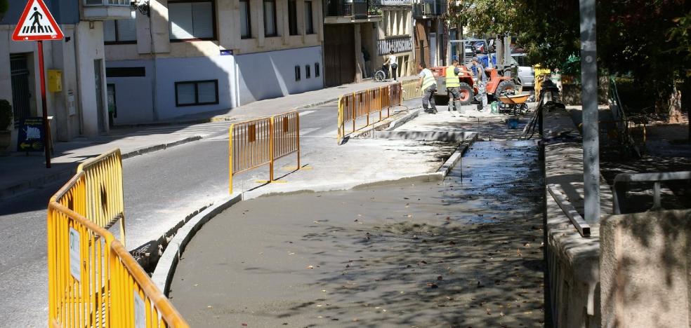 Las obras en la calle Ribera del Najerilla provocan cambios en el tráfico de la zona