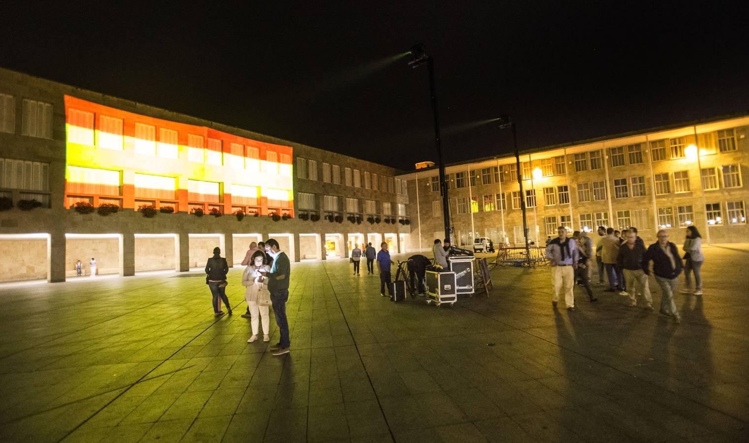 Logroño ilumina con los colores de la bandera española el Ayuntamiento, la fuente de Murrieta y el Revellín