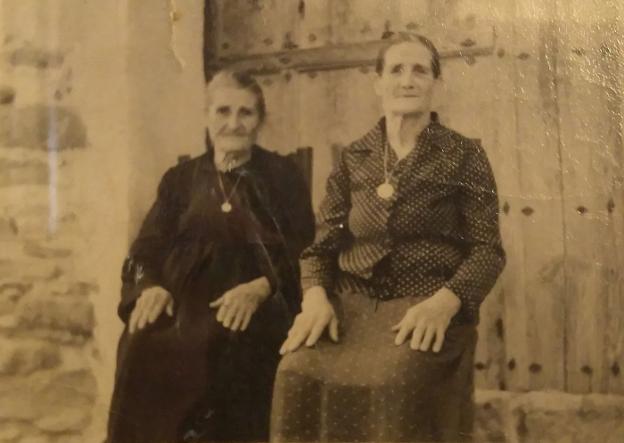 La Retina: dos hermanas de Navajún hace 77 años