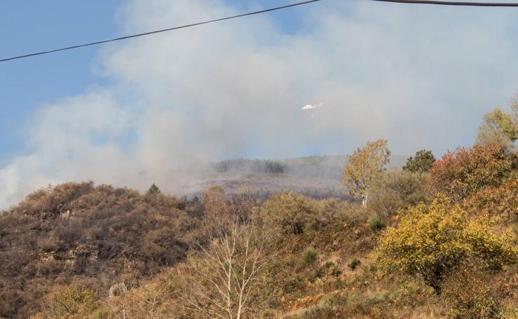 Un incendio calcina decenas de hectáreas de monte en la aldea de Posadas