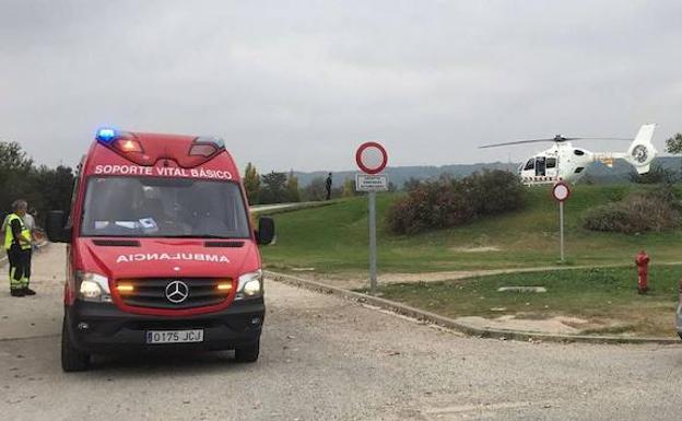 Un vecino de Calahorra herido grave al caerle un coche en una chatarrería de Falces