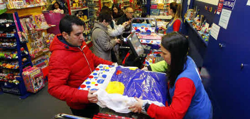 Se buscan dependientes, camareros, transportistas... para la campaña de Navidad