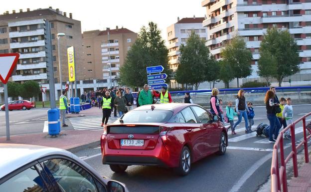 Cambia plantea un semáforo con pulsador como «solución temporal» al paso de cebra de Los Lirios