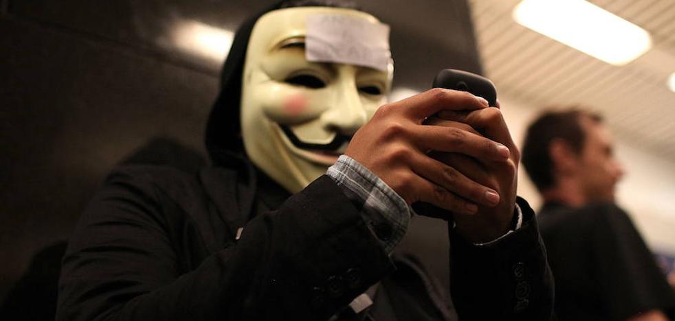 Anonymous tumba la web de la Casa Real