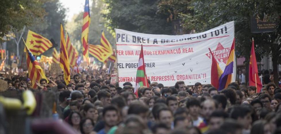 Desconcierto entre los cientos de estudiantes que marchan por Barcelona para pedir la república