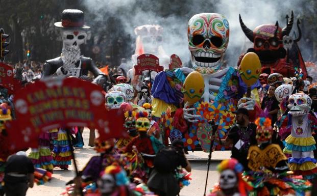 La muerte se pasea por las calles de México con un desfile multitudinario