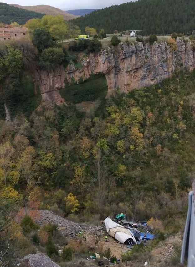 Pierde una pierna tras caer con su camión por un barranco de la N-111 en Torrecilla
