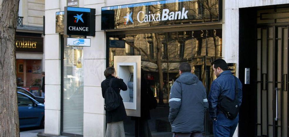 Caixabank y BBVA lideran la comercialización de planes de pensiones y fondos de inversión