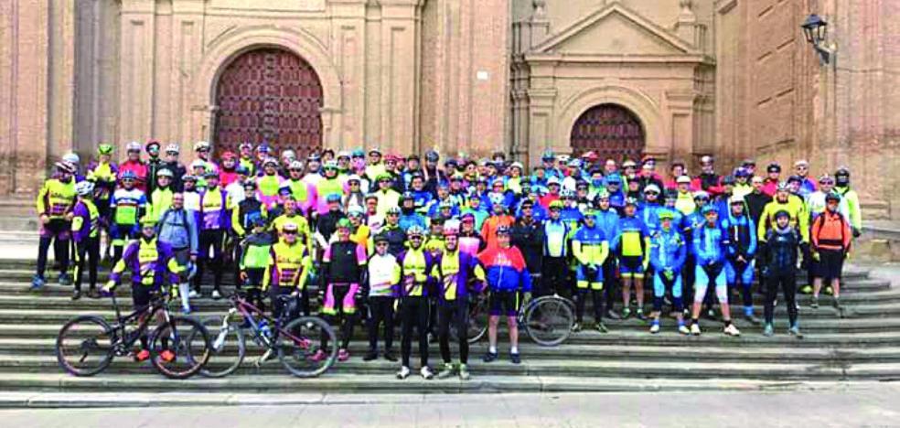 Un centenar de ciclistas en la 'Quedada Gracus'