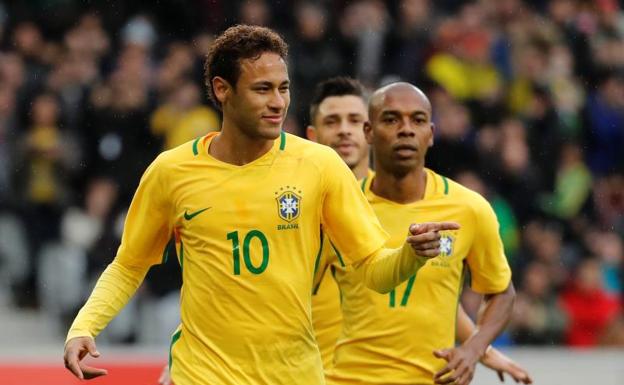 Neymar niega que tenga problemas con Emery