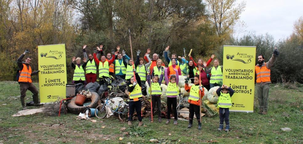 Más de 60 bolsas con basura fueron retiradas de las riberas del Najerilla por 30 voluntarios